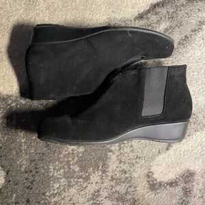 Aerosoles women’s black faux suede boots size7